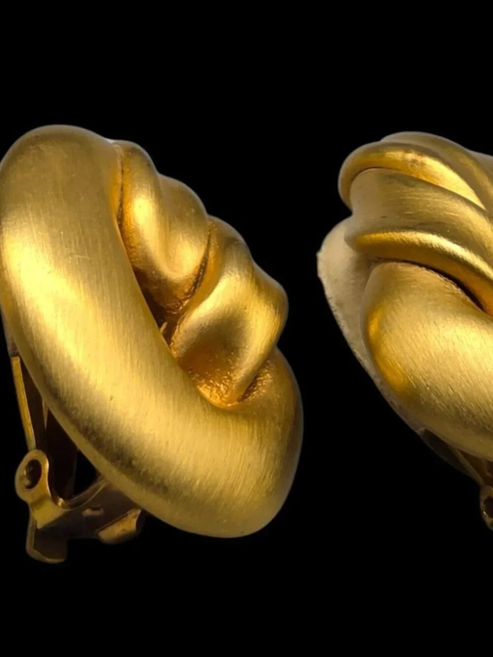 Vintage Brushed Gold Interlocking Love Knot Statement Clip-On Earrings 1980s - Picture 9 of 10